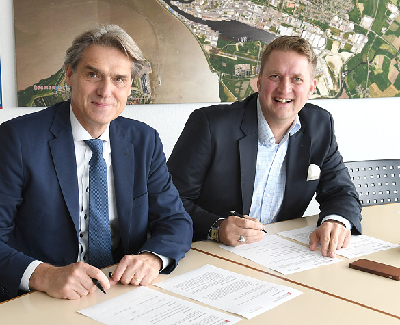 Robert Howe (li.) und Dr. Torben Möller unterzeichnen die Kooperationsvereinbarung (Foto: bremenport)